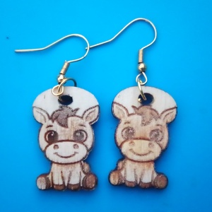 Ló, lovacska fülbevaló. Lovas füldísz lóval. Kiváló ajándék lánynak, vidám hölgynek, nőnek szilveszterre vagy bármikor., Esküvő, Ékszer, Fülbevaló, Gravírozás, pirográfia, MESKA