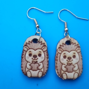 Süni sündisznó fülbevaló Sünis füldísz sünnel Kiváló ajándék lánynak, vidám hölgynek, nőnek szilveszterre vagy bármikor., Esküvő, Ékszer, Fülbevaló, Gravírozás, pirográfia, MESKA