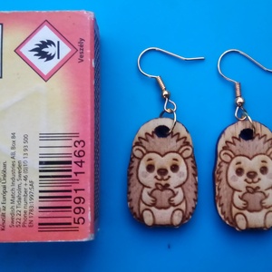 Süni sündisznó fülbevaló Sünis füldísz sünnel Kiváló ajándék lánynak, vidám hölgynek, nőnek szilveszterre vagy bármikor. - esküvő - ékszer - fülbevaló - Meska.hu