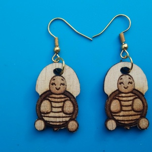 Teknőc fülbevaló. Teknőcös füldísz teknőccel. Kiváló ajándék lánynak, vidám hölgynek, nőnek szilveszterre vagy bármikor., Esküvő, Ékszer, Fülbevaló, Gravírozás, pirográfia, MESKA