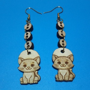 Láncos Cica macska fülbevaló. Cicás füldísz, cicával. Kiváló ajándék lánynak, vidám hölgynek, nőnek szilveszterre., Esküvő, Ékszer, Fülbevaló, Gravírozás, pirográfia, MESKA