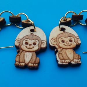 Láncos, lógós, Majom fülbevaló. Majmos füldísz majommal. Kiváló ajándék lánynak, vidám hölgynek, nőnek szilveszterre. - esküvő - ékszer - fülbevaló - Meska.hu