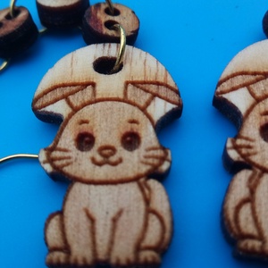 Láncos, lógós Nyúl nyuszi fülbevaló Nyulas füldísz nyúllal. Kiváló ajándék lánynak, vidám hölgynek, nőnek szilveszterre. - esküvő - ékszer - fülbevaló - Meska.hu