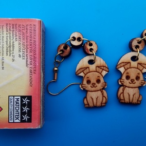 Láncos, lógós Nyúl nyuszi fülbevaló Nyulas füldísz nyúllal. Kiváló ajándék lánynak, vidám hölgynek, nőnek szilveszterre. - esküvő - ékszer - fülbevaló - Meska.hu