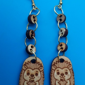 Láncos, lógós Süni sündisznó fülbevaló Sünis füldísz sünnel Kiváló ajándék lánynak, vidám hölgynek, nőnek szilveszterre., Esküvő, Ékszer, Fülbevaló, Gravírozás, pirográfia, MESKA