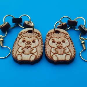 Láncos, lógós Süni sündisznó fülbevaló Sünis füldísz sünnel Kiváló ajándék lánynak, vidám hölgynek, nőnek szilveszterre. - esküvő - ékszer - fülbevaló - Meska.hu