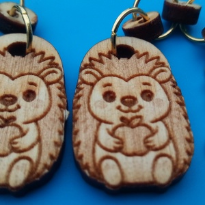 Láncos, lógós Süni sündisznó fülbevaló Sünis füldísz sünnel Kiváló ajándék lánynak, vidám hölgynek, nőnek szilveszterre. - esküvő - ékszer - fülbevaló - Meska.hu