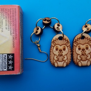 Láncos, lógós Süni sündisznó fülbevaló Sünis füldísz sünnel Kiváló ajándék lánynak, vidám hölgynek, nőnek szilveszterre. - esküvő - ékszer - fülbevaló - Meska.hu