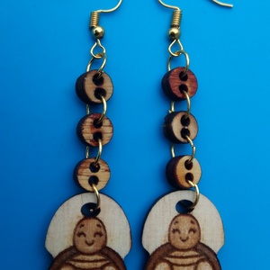 Láncos, lógós Teknőc fülbevaló. Teknőcös füldísz teknőccel. Kiváló ajándék lánynak, vidám hölgynek, nőnek szilveszterre., Esküvő, Ékszer, Fülbevaló, Gravírozás, pirográfia, MESKA