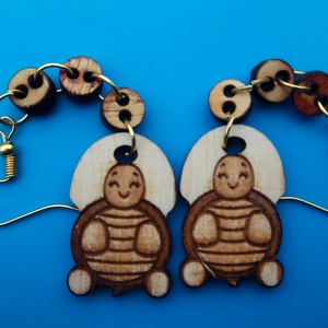 Láncos, lógós Teknőc fülbevaló. Teknőcös füldísz teknőccel. Kiváló ajándék lánynak, vidám hölgynek, nőnek szilveszterre. - esküvő - ékszer - fülbevaló - Meska.hu