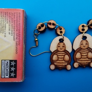 Láncos, lógós Teknőc fülbevaló. Teknőcös füldísz teknőccel. Kiváló ajándék lánynak, vidám hölgynek, nőnek szilveszterre. - esküvő - ékszer - fülbevaló - Meska.hu