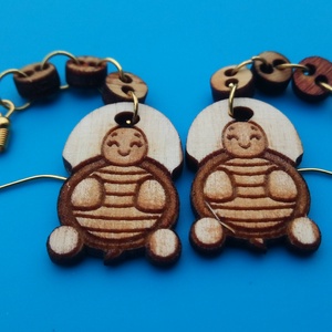 Láncos, lógós Teknőc fülbevaló. Teknőcös füldísz teknőccel. Kiváló ajándék lánynak, vidám hölgynek, nőnek szilveszterre. - esküvő - ékszer - fülbevaló - Meska.hu