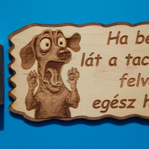 Humoros(nak szánt) kutyatábla. Félős tacskó.  Vigyázz a kutya harap helyett.  - otthon & életmód - dekoráció - kép & falikép - táblakép - Meska.hu