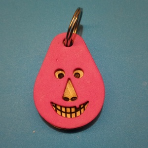 Rózsaszín, Vidám Busó kulcstartó. Gumírozott felület, gravírozott alappal. Vidámaknak jár, búsulóknak vidító ajándék. - Meska.hu