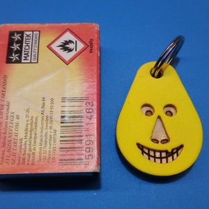 Sárga, Vidám Busó kulcstartó. Gumírozott felület, gravírozott alappal. Vidámaknak jár, búsulóknak vidító ajándék. - táska & tok - kulcstartó & táskadísz - kulcstartó - Meska.hu