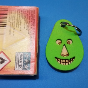 Zöld, Vidám Busó kulcstartó. Gumírozott felület, gravírozott alappal. Vidámaknak jár, búsulóknak vidító ajándék. - táska & tok - kulcstartó & táskadísz - kulcstartó - Meska.hu