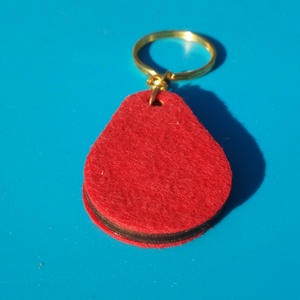 Piros filces kulcstartó csepp formájú fa alappal. Élénk, figyelemfelkeltő posztó hatású felülettel. - táska & tok - kulcstartó & táskadísz - kulcstartó - Meska.hu
