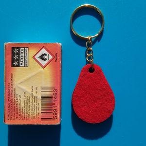 Piros filces kulcstartó csepp formájú fa alappal. Élénk, figyelemfelkeltő posztó hatású felülettel. - táska & tok - kulcstartó & táskadísz - kulcstartó - Meska.hu