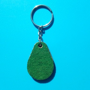 Zöld filces kulcstartó. Posztó szerű felület, gravírozott alappal.  - Meska.hu