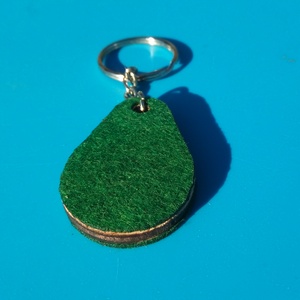 Zöld filces kulcstartó csepp formájú fa alappal. Természetközeli, posztó hatású felülettel. - táska & tok - kulcstartó & táskadísz - kulcstartó - Meska.hu