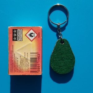 Zöld filces kulcstartó csepp formájú fa alappal. Természetközeli, posztó hatású felülettel. - táska & tok - kulcstartó & táskadísz - kulcstartó - Meska.hu