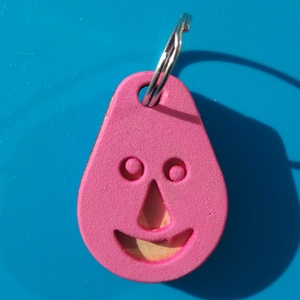 Rózsaszín, Nevető kulcstartó. Vidám gyerekeknek, vicces felnőtteknek, humoros öregeknek vagy szomorúaknak ajándékba.  - Meska.hu
