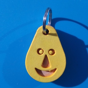 Sárga, Nevető kulcstartó. Vidám gyerekeknek, vicces felnőtteknek, humoros öregeknek vagy szomorúaknak ajándékba.  - Meska.hu