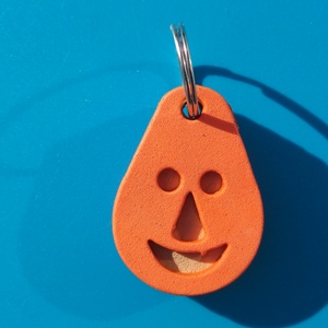 Narancssárga, Nevető kulcstartó Vidám gyerekeknek vicces felnőtteknek, humoros öregeknek vagy szomorúaknak ajándékba.  - Meska.hu