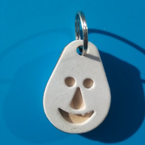 Fehér, Nevető kulcstartó. Vidám gyerekeknek, vicces felnőtteknek, humoros öregeknek vagy szomorúaknak ajándékba. , Táska & Tok, Kulcstartó & Táskadísz, Kulcstartó, Ékszerkészítés, Gravírozás, pirográfia, MESKA