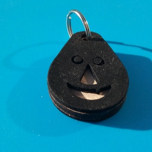 Fekete, Nevető kulcstartó. Vidám gyerekeknek, vicces felnőtteknek, humoros öregeknek vagy szomorúaknak ajándékba.  - táska & tok - kulcstartó & táskadísz - kulcstartó - Meska.hu