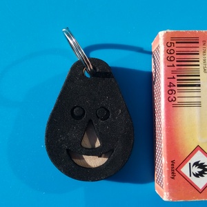 Fekete, Nevető kulcstartó. Vidám gyerekeknek, vicces felnőtteknek, humoros öregeknek vagy szomorúaknak ajándékba.  - táska & tok - kulcstartó & táskadísz - kulcstartó - Meska.hu