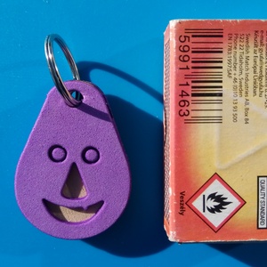 Lila, Nevető kulcstartó. Vidám gyerekeknek, vicces felnőtteknek, humoros öregeknek vagy szomorúaknak ajándékba.  - táska & tok - kulcstartó & táskadísz - kulcstartó - Meska.hu