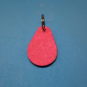 Világoslila filces kulcstartó, csepp formájú fa alappal. Különleges, egyedi posztó hatású felülettel., Táska & Tok, Kulcstartó & Táskadísz, Kulcstartó, Ékszerkészítés, Gravírozás, pirográfia, MESKA