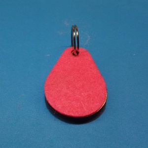 Világoslila filces kulcstartó, csepp formájú fa alappal. Különleges, egyedi posztó hatású felülettel. - táska & tok - kulcstartó & táskadísz - kulcstartó - Meska.hu