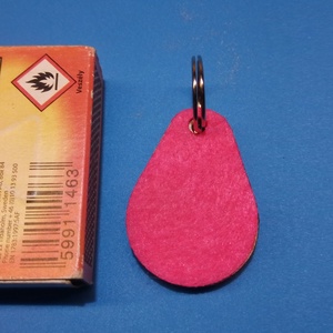 Világoslila filces kulcstartó, csepp formájú fa alappal. Különleges, egyedi posztó hatású felülettel. - táska & tok - kulcstartó & táskadísz - kulcstartó - Meska.hu