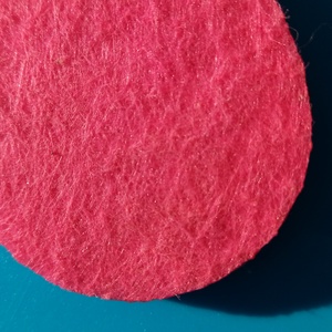 Világoslila filces kulcstartó, csepp formájú fa alappal. Különleges, egyedi posztó hatású felülettel. - táska & tok - kulcstartó & táskadísz - kulcstartó - Meska.hu