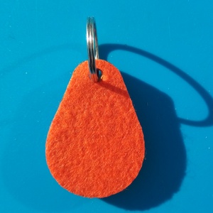 Narancssárga filces kulcstartó, csepp formájú fa alappal. Élénk, vidám posztó hatású felülettel., Táska & Tok, Kulcstartó & Táskadísz, Kulcstartó, Ékszerkészítés, Gravírozás, pirográfia, MESKA