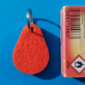 Narancssárga filces kulcstartó, csepp formájú fa alappal. Élénk, vidám posztó hatású felülettel. - táska & tok - kulcstartó & táskadísz - kulcstartó - Meska.hu