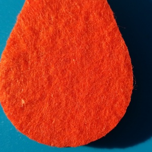 Narancssárga filces kulcstartó, csepp formájú fa alappal. Élénk, vidám posztó hatású felülettel. - táska & tok - kulcstartó & táskadísz - kulcstartó - Meska.hu