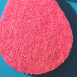 Rózsaszín filces kulcstartó, csepp formájú fa alappal. Finom, bájos posztó hatású felülettel. - táska & tok - kulcstartó & táskadísz - kulcstartó - Meska.hu