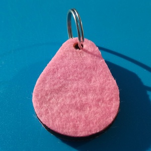Rózsaszín filces kulcstartó, csepp formájú fa alappal. Finom, bájos posztó hatású felülettel. - táska & tok - kulcstartó & táskadísz - kulcstartó - Meska.hu