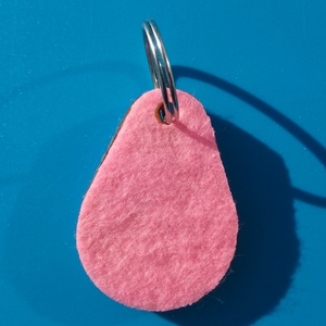 Rózsaszín filces kulcstartó, csepp formájú fa alappal. Finom, bájos posztó hatású felülettel., Táska & Tok, Kulcstartó & Táskadísz, Kulcstartó, Ékszerkészítés, Gravírozás, pirográfia, MESKA