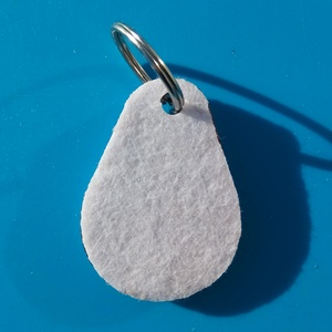 Fehér filces kulcstartó, csepp formájú fa alappal. Tiszta, letisztult posztó hatású felülettel., Táska & Tok, Kulcstartó & Táskadísz, Kulcstartó, Ékszerkészítés, Gravírozás, pirográfia, MESKA