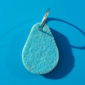 Világoskék filces kulcstartó, csepp formájú fa alappal. Friss, harmonikus posztó hatású felülettel., Táska & Tok, Kulcstartó & Táskadísz, Kulcstartó, Ékszerkészítés, Gravírozás, pirográfia, MESKA