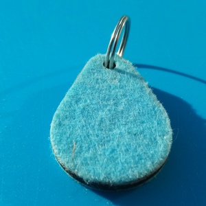 Világoskék filces kulcstartó, csepp formájú fa alappal. Friss, harmonikus posztó hatású felülettel. - táska & tok - kulcstartó & táskadísz - kulcstartó - Meska.hu