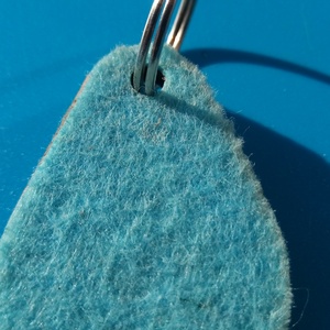 Világoskék filces kulcstartó, csepp formájú fa alappal. Friss, harmonikus posztó hatású felülettel. - táska & tok - kulcstartó & táskadísz - kulcstartó - Meska.hu