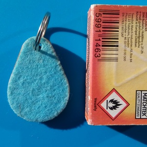 Világoskék filces kulcstartó, csepp formájú fa alappal. Friss, harmonikus posztó hatású felülettel. - táska & tok - kulcstartó & táskadísz - kulcstartó - Meska.hu