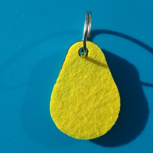 Sárga filces kulcstartó, csepp formájú fa alappal. Vidám, energikus posztó hatású felülettel., Táska & Tok, Kulcstartó & Táskadísz, Kulcstartó, Ékszerkészítés, Gravírozás, pirográfia, MESKA