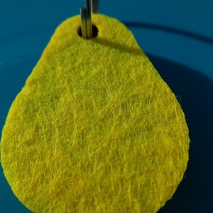 Sárga filces kulcstartó, csepp formájú fa alappal. Vidám, energikus posztó hatású felülettel. - táska & tok - kulcstartó & táskadísz - kulcstartó - Meska.hu