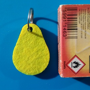 Sárga filces kulcstartó, csepp formájú fa alappal. Vidám, energikus posztó hatású felülettel. - táska & tok - kulcstartó & táskadísz - kulcstartó - Meska.hu